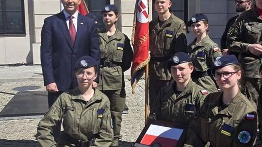 Uczniowie z Tułowic odebrali flagę od prezydenta. Wyjątkowe wyróżnienie podczas obchodów w Warszawie