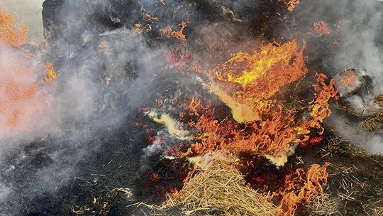 W POWIECIE OPOLSKIM  PŁONĄ STOGI