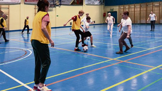 Walking Football na Orliku w Prószkowie. W niedzielę każdy może spróbować piłki nożnej… na chodzonego