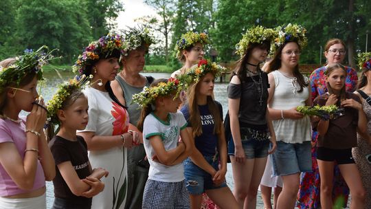 Wianki, ogień i słowiańskie tradycje! Ponad sto osób świętowało Noc Świętojańską w Chróścinie