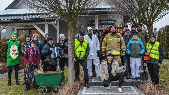 Barwny korowód wodzenia niedźwiedzia w Mechnicach, Babski Comber w Karczowie i tradycja karnawałowa w gminie Dąbrowa
