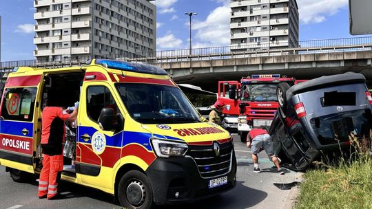 [ZDJĘCIA] Autobus zderzył się z osobówką – są ranni