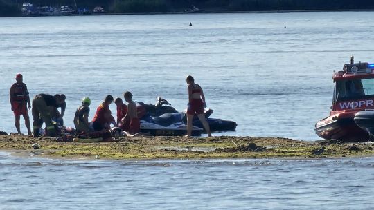 [ZDJĘCIA] Dramatyczna akcja na Jeziorze Dużym w Turawie. Mężczyzna zniknął pod wodą. Ponad godzinę walczyli o jego życie
