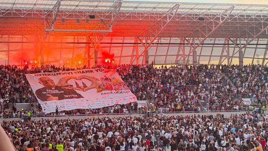 [ZDJĘCIA] Tysiące ludzi na stadionie w Opolu. Padre Guilherme za chwilę rozpocznie koncert