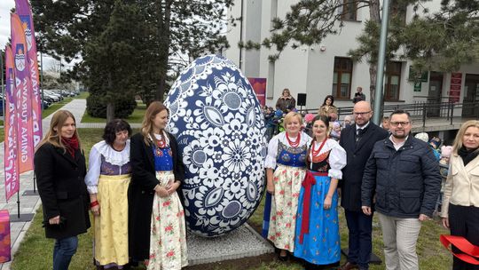 Pomnik kroszonki opolskiej odsłonięty przed urzędem gminy w Turawie – dzieło lokalnych twórczyń nawiązujące do tradycji wielkanocnych Opolszczyzny