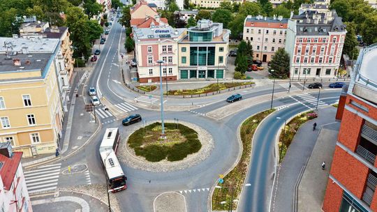 Żeromskiego i okolice Solarisa coraz bardziej zielone! Nowe wysepki, rondo Zgrzebnioka i jesienne tulipany
