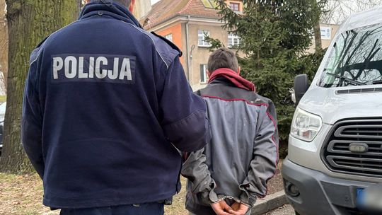Policjanci prezentują zabezpieczone narkotyki i dowód osobisty po zatrzymaniu 32-latka z Tułowic.