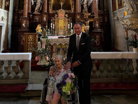 Ingeborg Odelga z Prószkowa podczas uroczystości z okazji swoich setnych urodzin. Poetka i strażniczka lokalnego dziedzictwa.
