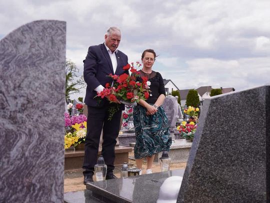 Przedstawiciele gminy Chrząstowice składają kwiaty na grobie Konrada Mientusa
