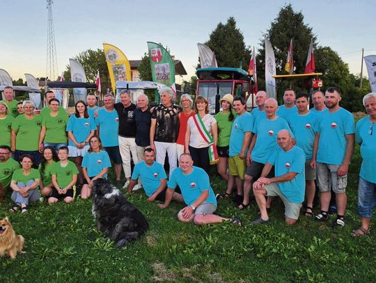 Kolumna 11 zabytkowych traktorów Traktorowych Podróżników podczas wyprawy do Watykanu i na Monte Cassino
