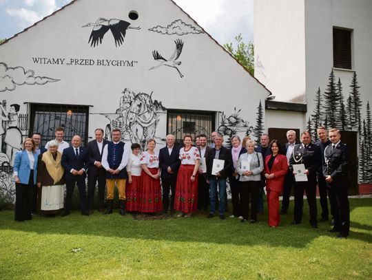 Podpisanie umów programu Opolska Wieś Malowana w Izbie Regionalnej Chałupka przed Blychym w Przysieczy