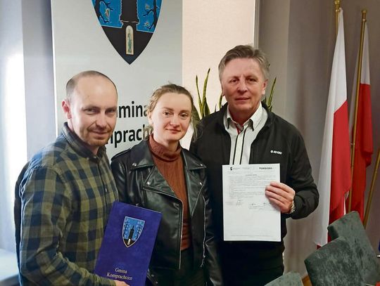 Nowa wiata przystankowa montowana w gminie Komprachcice z ławką i stojakiem rowerowym