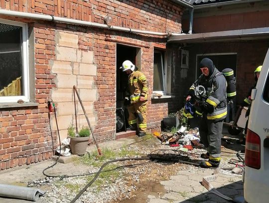 22 strażaków gasiło ogień w Kadłubie Turawskim