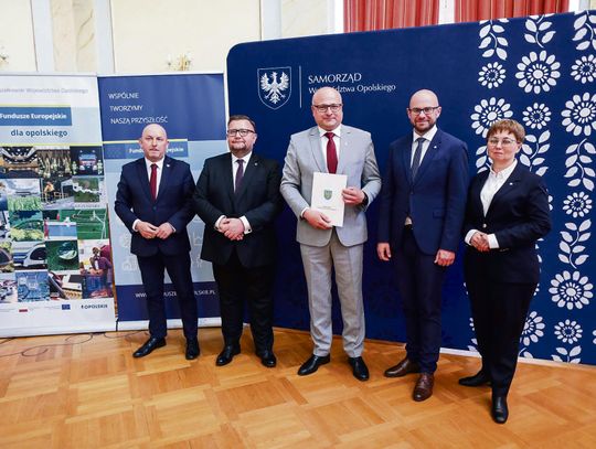 Włodarze gmin odbierają umowy na unijne dofinansowania podczas spotkania w Pałacu w Izbicku