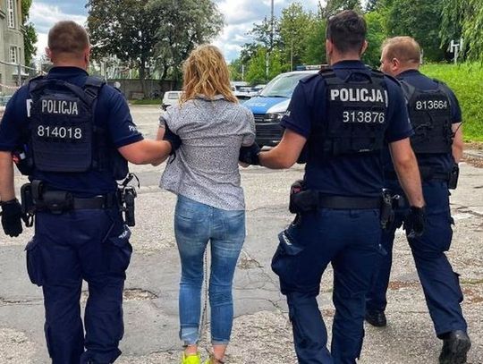 25-latka zaatakowała nożem partnera matki – ukryła się w zaroślach po brutalnym ataku