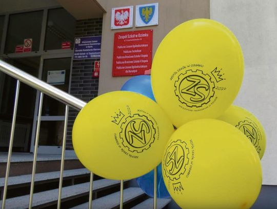 Uczniowie szkół powiatu opolskiego rozpoczynający nowy rok szkolny w klasach sportowych, mundurowych i psychologiczno‑pedagogicznych.