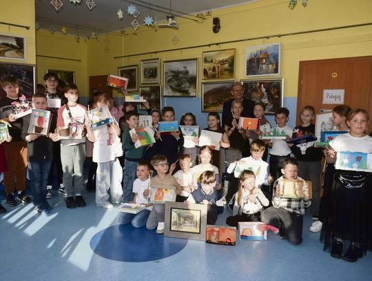 Wernisaż w Szkolnej Galerii Plastycznej im. Krystyny Gryc w Szczedrzyku z udziałem uczniów i mieszkańców