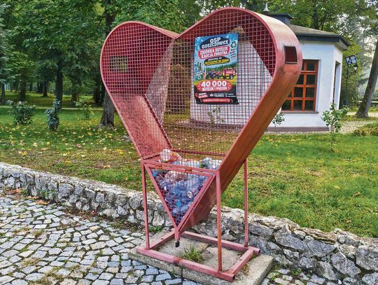 Serce na butelki i puszki w Zespole Szkół w Tułowicach podczas zbiórki dla OSP Goszczowice