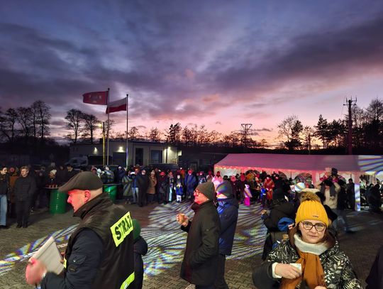 Publiczność i artyści podczas charytatywnego koncertu OSP Ligota Prószkowska na placu przed remizą, wspierający zbiórkę na nowy wóz strażacki.
