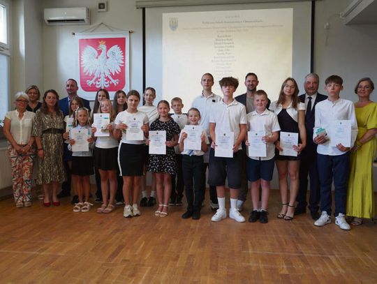 47 uczniów otrzymało Stypendia Wójta Gminy Chrząstowice za rok szkolny 2025/2026 podczas uroczystej gali w klubie samorządowym