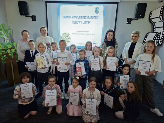 Uczestnicy konkursu „Dębowy Listek” podczas recytacji na scenie w Nakle