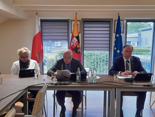 Sesja Rady Miejskiej w Prószkowie, podczas której omawiano inwestycje i przyjmowano uchwały