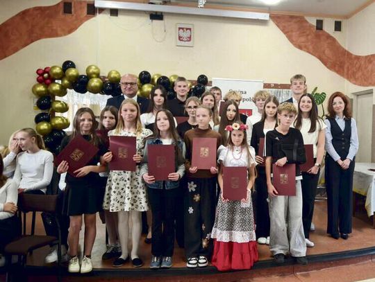 Uroczystość wręczenia stypendiów Wójta Gminy Tarnów Opolski dla 51 uczniów za osiągnięcia w nauce i sporcie w roku szkolnym 2025/2026 w remizie OSP w Kosorowicach.