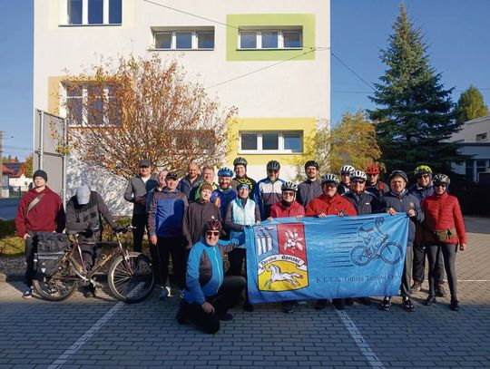 Rowerzyści z grupy KETA z Tarnowa Opolskiego podczas 65-kilometrowej wycieczki wokół Jezior Turawskich z udziałem wójta Rudolfa Urbana