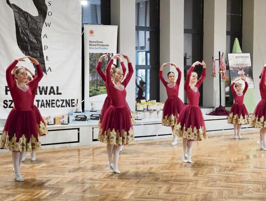 Tancerze podczas występów na scenie w ramach Ogólnopolskiego Festiwalu Sztuki Tanecznej Pląsowadła w Dobrzeniu Wielkim.