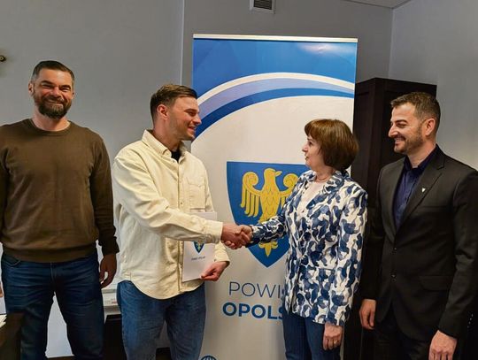 Podpisanie umowy na dofinansowanie sportu w powiecie opolskim przez przedstawicieli władz i lokalnych klubów