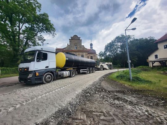 Prace drogowe na ul. Kościuszki w Turawie podczas modernizacji 800‑metrowego odcinka drogi powiatowej.