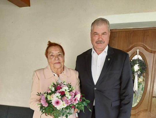 Wójt gminy Chrząstowice składa życzenia 90‑letniej mieszkance pani Stanisławie Manczyk w jej domu