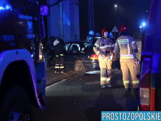 Auto przebiło betonowe ogrodzenie Auto przebiło betonowe ogrodzenie