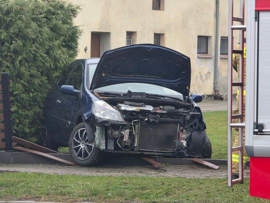 Auto staranowało ogrodzenie