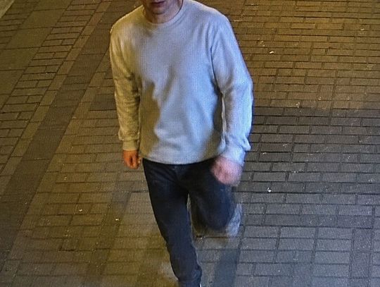 Wizerunek mężczyzny poszukiwanego przez policję w sprawie rozboju na osiedlu Chabry w Opolu
