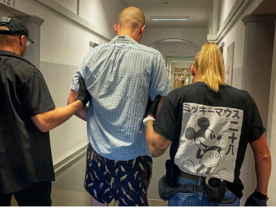 Policjanci zatrzymują dwóch mężczyzn podejrzanych o brutalny rozbój w gminie Murów