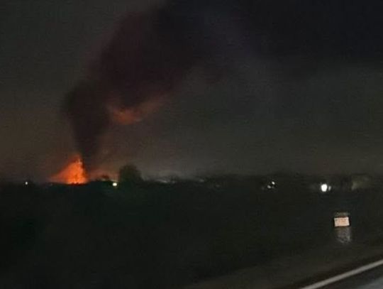 Budynek stanął w ogniu, z ogniem walczyły liczne zastępy straży pożarnej