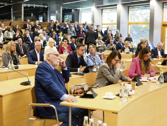 Sesja Sejmiku Województwa Opolskiego 27 października, podczas której radni zgodzili się na konsolidację Klinicznego Centrum Ginekologii, Położnictwa i Neonatologii z Uniwersyteckim Szpitalem Klinicznym w Opolu. Decyzji towarzyszyły protesty i obawy o przyszłość placówki przy ul. Reymonta.