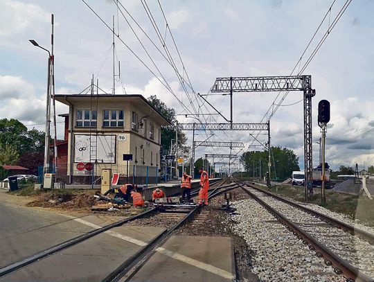 Zamknięty przejazd kolejowy na ul. Dworcowej w Tarnowie Opolskim z oznakowaniem objazdów