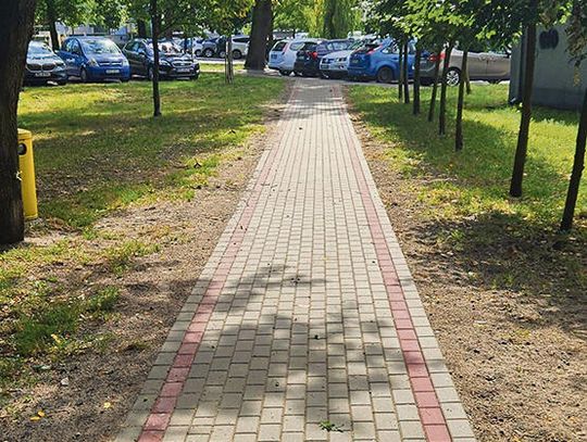 Remont chodnika przy lokalnej ulicy w gminie Ozimek – prace drogowe wykonane w ramach gminnych inwestycji