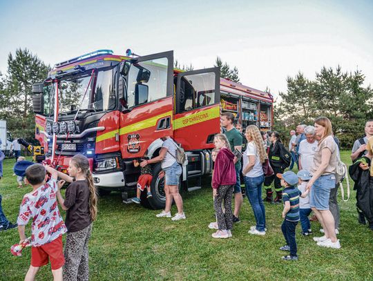 Nowy samochód ratowniczo‑gaśniczy Scania P370 przed remizą OSP Chróścina