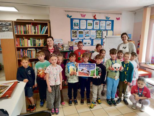 Ważnym akcentem tegorocznych obchodów była również wizyta dzieci z Ochronki, które zawitały do siedziby biblioteki w Chrząstowicach.