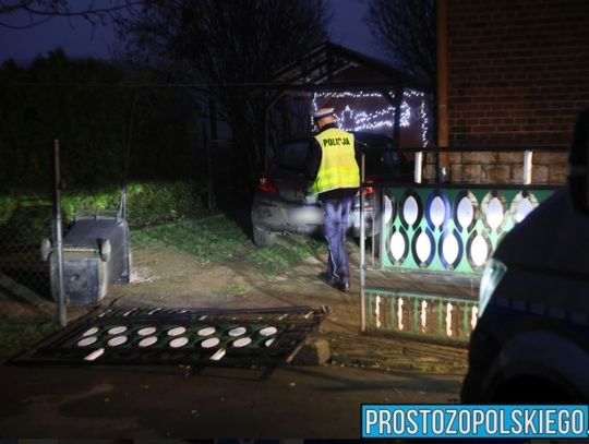 Chwila nieuwagi, dramat na podwórku. 7-latek uruchomił auto, potrącił własną siostrę Chwila nieuwagi, dramat na podwórku. 7-latek uruchomił auto, potrącił własną siostrę