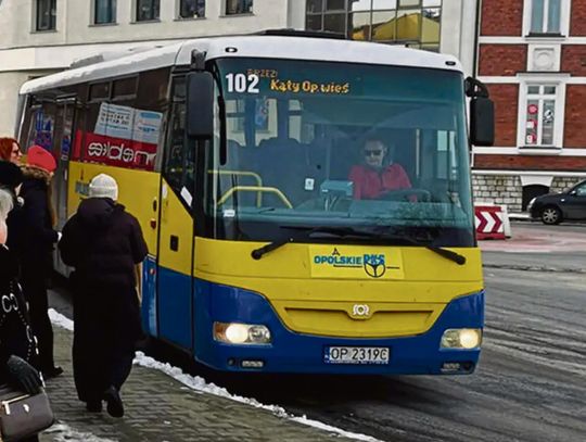Autobus OPKS na trasie w powiecie opolskim, mijający przystanek