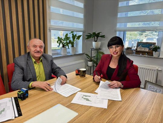 Prace drogowe prowadzone na jednej z modernizowanych ulic w gminie Dąbrowa