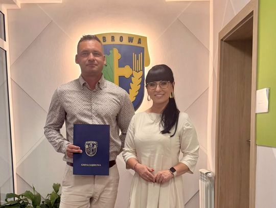 Budynek dawnej szkoły w Dąbrowie, który zostanie przebudowany na Centrum Aktywności Lokalnej z biblioteką.