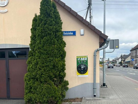 Defibrylator AED zamontowany na budynku sołeckim w Nakle przy skrzyżowaniu ul. Strzeleckiej i Kościelnej
