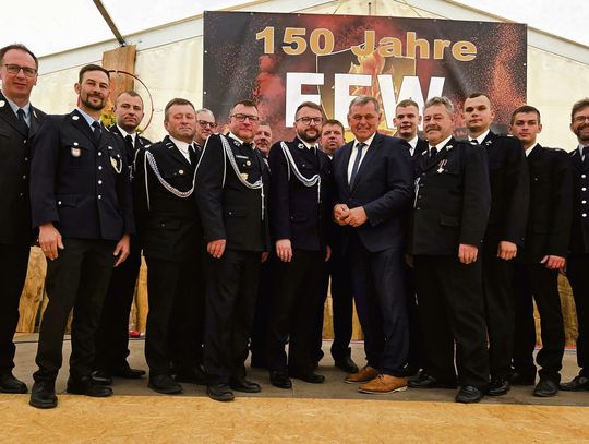 Delegacja gminy Łubniany podczas obchodów 150‑lecia straży pożarnej w Müdesheim, wraz z lokalnymi druhami i władzami Stadt Arnstein.