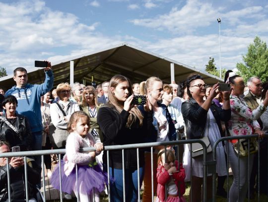 Scena plenerowa podczas Dni Tułowic na Stadionie Miejskim