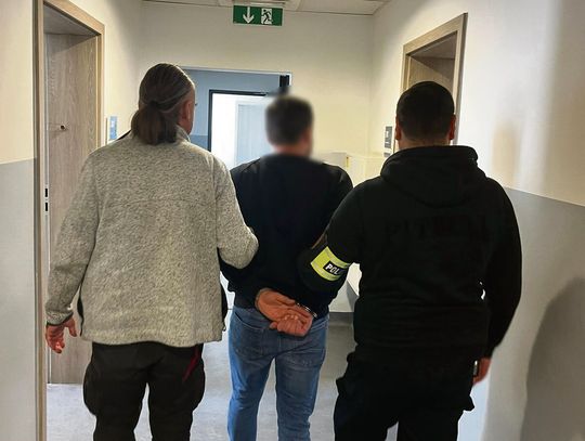 Radiowóz policji podczas interwencji w sprawie przemocy domowej w Opolu.